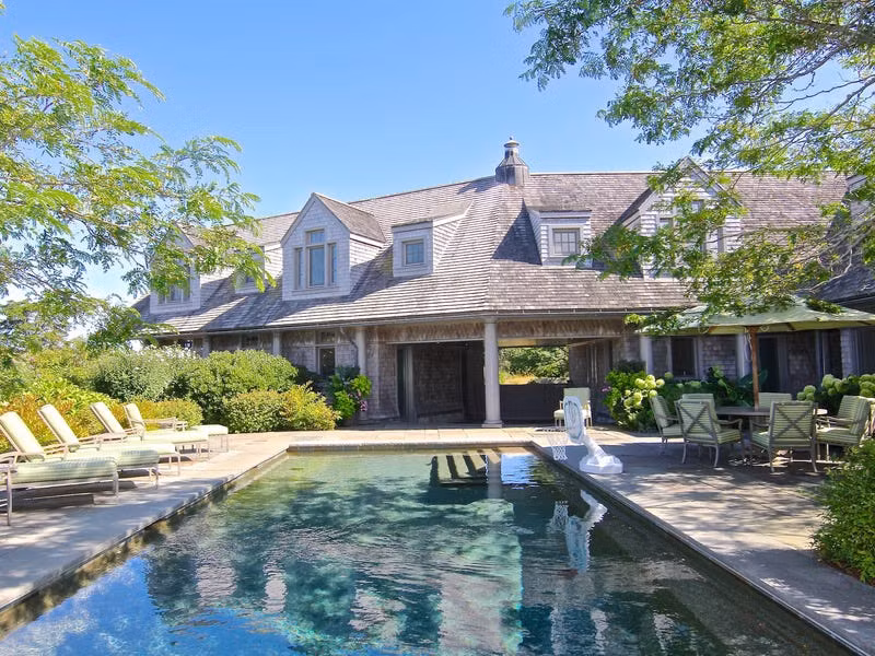 Hồ bơi ngoài trời và một bồn tắm nóng trên tầng hai. Ảnh: Courtesy of LandVest Martha's Vineyard.