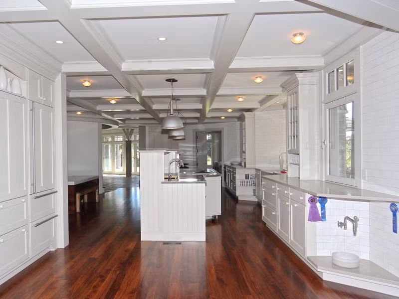 Phòng bếp hiện đại, ấm cúng. Ảnh: Courtesy of LandVest Martha's Vineyard. 