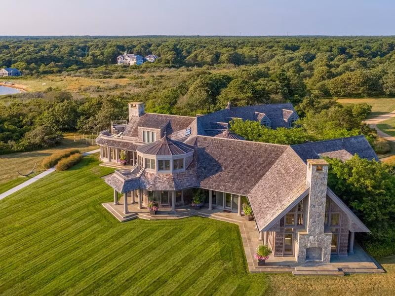 Biệt thự cũng có khu vực để xe rộng rãi. Ảnh: Courtesy of LandVest Martha's Vineyard.