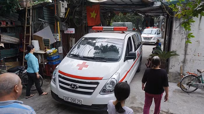 Cảnh tượng đó tôi cùng nhiều người chứng kiến rất đau lòng. Họ đã cố gắng thoát ra ngoài nhưng bất thành”, anh Hữu Anh nói. Được biết hai người cháu của bà Tâm ở nơi khác. Tuy nhiên vào dịp cuối tuần nên cả hai người cháu này về chơi với bà và ngủ lại tại đây. Khi nghe tin người thân đã vô cùng đau đớn gào khóc bên ngoài hiện trường.