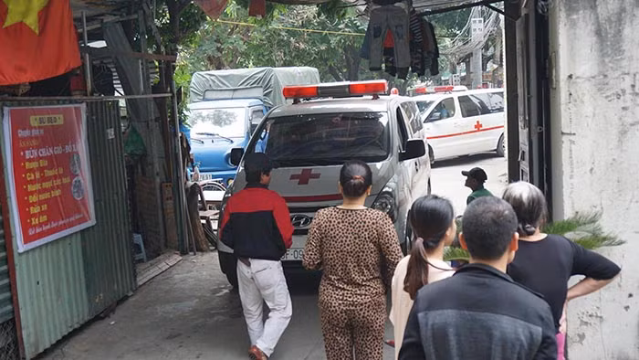 Anh Hữu Anh nhớ lại, do ngôi nhà được quây kín bằng tôn nên việc cứu người gặp nhiều khó khăn. “Lúc đập được phần mái tôn thì cả ba nạn nhân nằm đè lên nhau tử vong tại khu vực gác xép rất thương tâm".