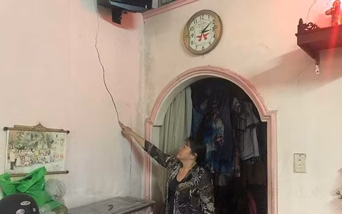  6. Trên tường xuất hiện vết nứt: Một căn nhà ở lâu năm sẽ khó tránh khỏi vết nứt trên trần và trên tường. Lúc này cần chỉnh sửa kịp thời nếu không sẽ bị lọt tài, hơn nữa không tốt cho sức khỏe. Đối với các đôi vợ chồng hiếm muộn lại càng cần phải chú ý điều này. 