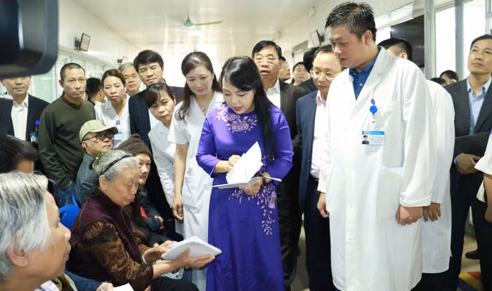 Thủ tướng cho rằng, công tác y tế của nước ta đặt ra nhiều vấn đề cần quan tâm hơn nữa, nhất là những bệnh không lây nhiễm như ung thư, tiểu đường, tim mạch. Thủ tướng mong muốn bà Nguyễn Thị Kim Tiến với kinh nghiệm của mình tiếp tục đóng góp cho ngành y tế phát triển hơn nữa. (Ảnh: Bộ y Tế).