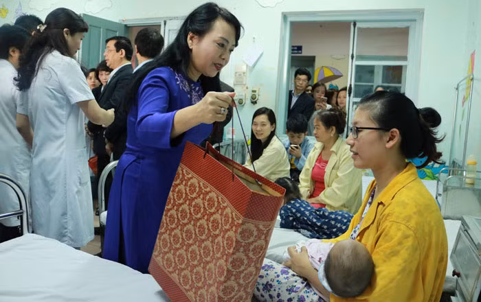 Cảm ơn sự quan tâm của Chính phủ, Thủ tướng Chính phủ, nguyên Bộ trưởng Nguyễn Thị Kim Tiến chia sẻ xúc động về “ngày đáng nhớ trong cuộc đời”. (Ảnh: Bộ y Tế).