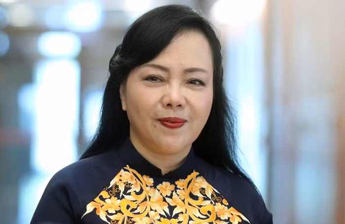Thủ tướng bày tỏ tri ân đóng góp, chúc mừng nguyên Bộ trưởng Bộ Y tế Nguyễn Thị Kim Tiến đã hoàn thành tốt nhiệm vụ, chuyển sang công tác mới. (Ảnh: Vietnamfinance).