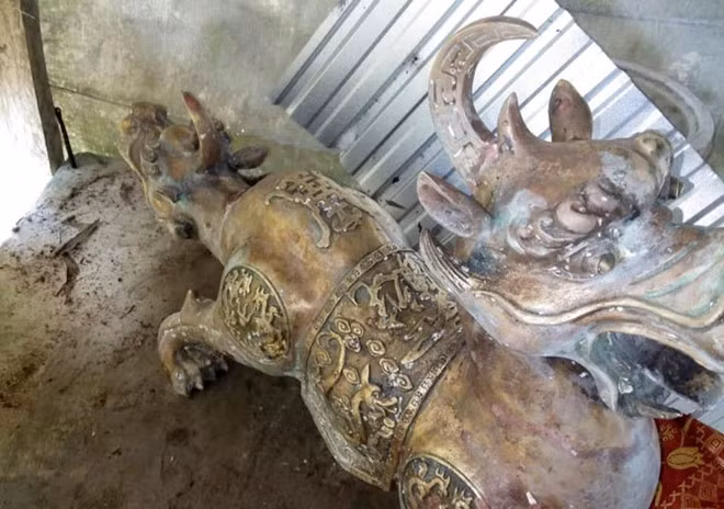 Trước đó, 1 bức tượng 'kỳ lân' 2 đầu kỳ lạ cũng được phát hiện ở cửa biển mũi Cà Mau. Cụ thể, chiều 14/7, hai thanh niên ở cửa biển Vàm Xoáy, xã Đất Mũi, huyện Ngọc Hiển, trong lúc đi bắt ốc móng tay đã vớt được tượng kim loại nói trên. Do sau đó có xích mích nên một bên đã báo sự việc với chính quyền.