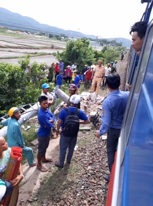 Ông Huỳnh Văn Điển, Chủ tịch UBND huyện Tuy Phong cho biết, vụ tai nạn làm 4 người trên xe 16 chỗ thương vong, trong đó 3 người chết và 1 người bị thương.