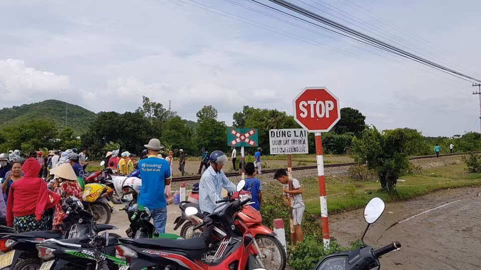Xe ô tô 86B-003.66 là xe trung chuyển 16 chỗ thuộc Công ty xe khách Đông Hưng. Nhận định ban đầu là do lái xe xe 16 chỗ thiếu quan sát khi đi qua đường dân sinh giao với đường sắt nên xảy ra tai nạn.