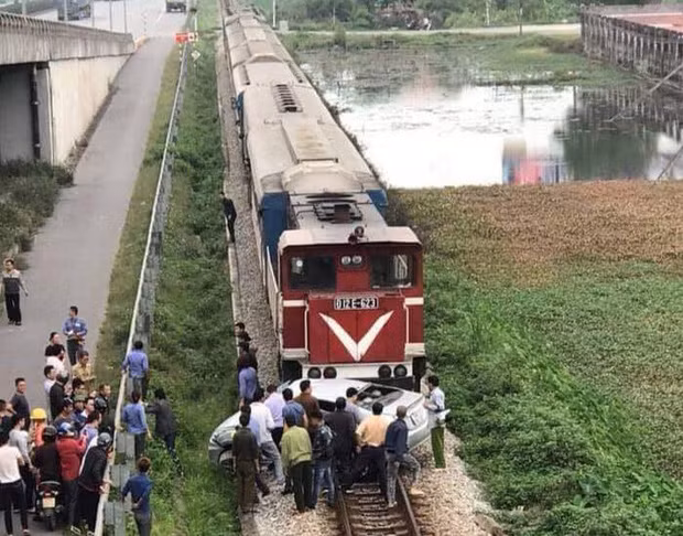  Ô tô bị tàu hỏa đâm trúng khi qua đường không quan sát khiến 5 người thương vong: Khoảng 16h ngày 13/3 tại km 61+500 trên Quốc lộ 5, thuộc địa bàn xã Ái Quốc (thành phố Hải Dương, tỉnh Hải Dương). Xe ô tô BKS 34A – 066.13 từ đường nhánh băng qua đường sắt, không quan sát, đúng lúc này tàu LP8 chạy hướng Hải Phòng – Hà Nội đi tới. Hậu quả chiếc ô tô 5 chỗ bị đoàn tàu húc, kéo lê hàng chục mét mới dừng lại. 