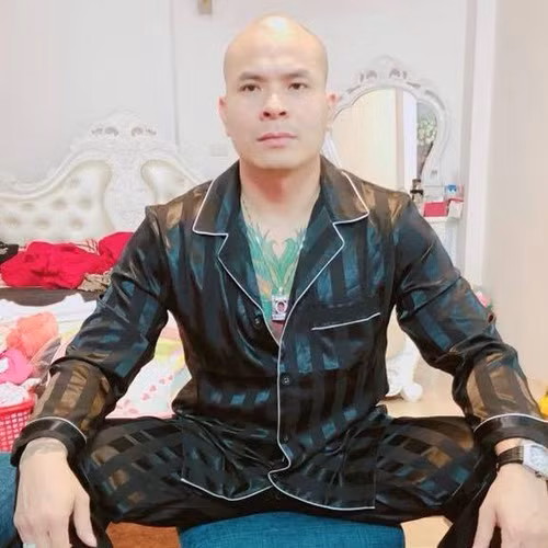 Nhóm của Quang thường xuyên lên mạng xã hội livestream các hình ảnh xăm trổ, đầu trọc, đeo kính đen, dây chuyền, nhẫn to, khoe tiền để khuyếch trương thanh thế, rao giảng đạo lý giang hồ và dạy mọi người sống nghĩa tình... 