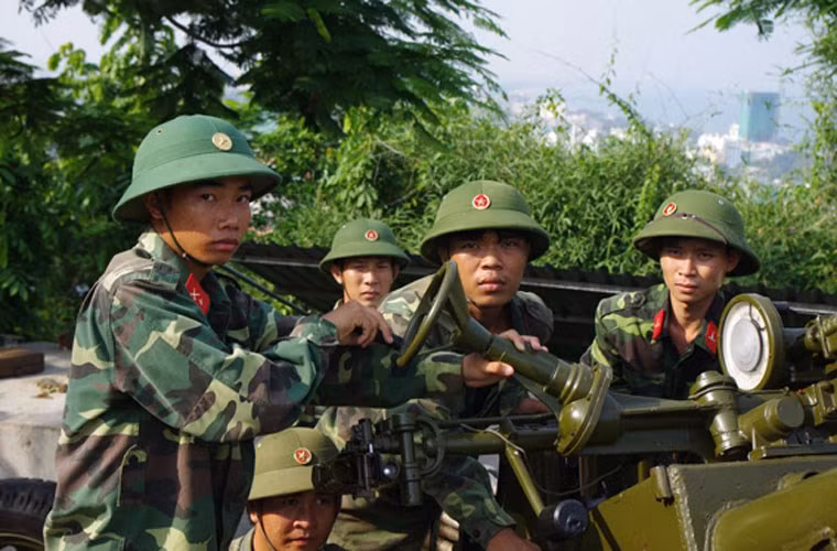 Pháo phòng không 37mm hai nòng đạt tốc độ bắn khoảng 160-170 phát/phút, tầm bắn tối đa với mục tiêu trên không là 6,7km, kíp pháo thủ 6-8 người. Ngoài ra, pháo 37mm có thể hạ nòng bắn thẳng mục tiêu mặt đất (như xe thiết giáp, bộ binh địch) ở tầm xa đến 9,5km dùng đạn xuyên BR-167 xuyên giáp dày 47mm cách 500m hoặc 37mm cách 1.000m.