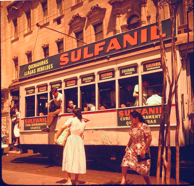 Xe điện chở hành khách ở Thủ đô Lima năm 1960. Ảnh VT