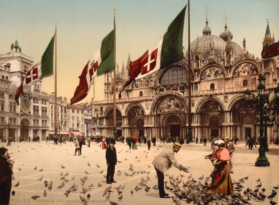 Người đàn ông cho bồ câu ăn tại quảng trường chính ở thành phố Venice. Ảnh The Sun