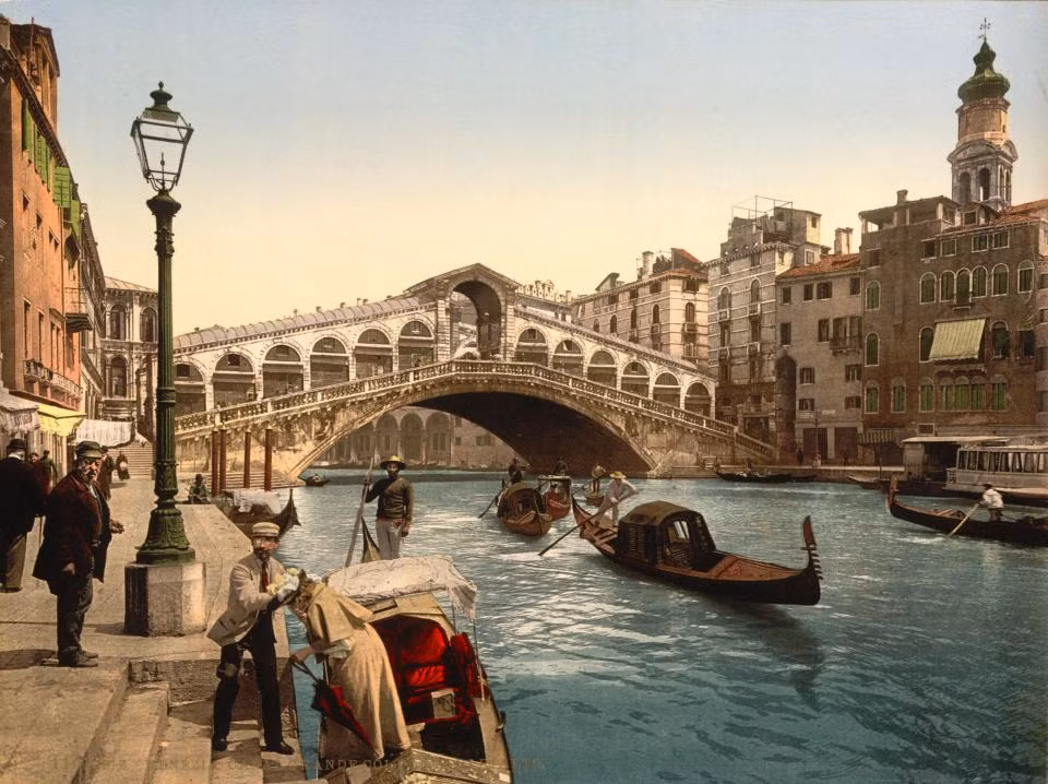 Hình ảnh thuyền bè tấp nập ở Grand Canal - con kênh lớn nhất và là đường thủy lộ quan trọng ở thành phố Venice hồi thế kỷ 19. Ảnh The Sun