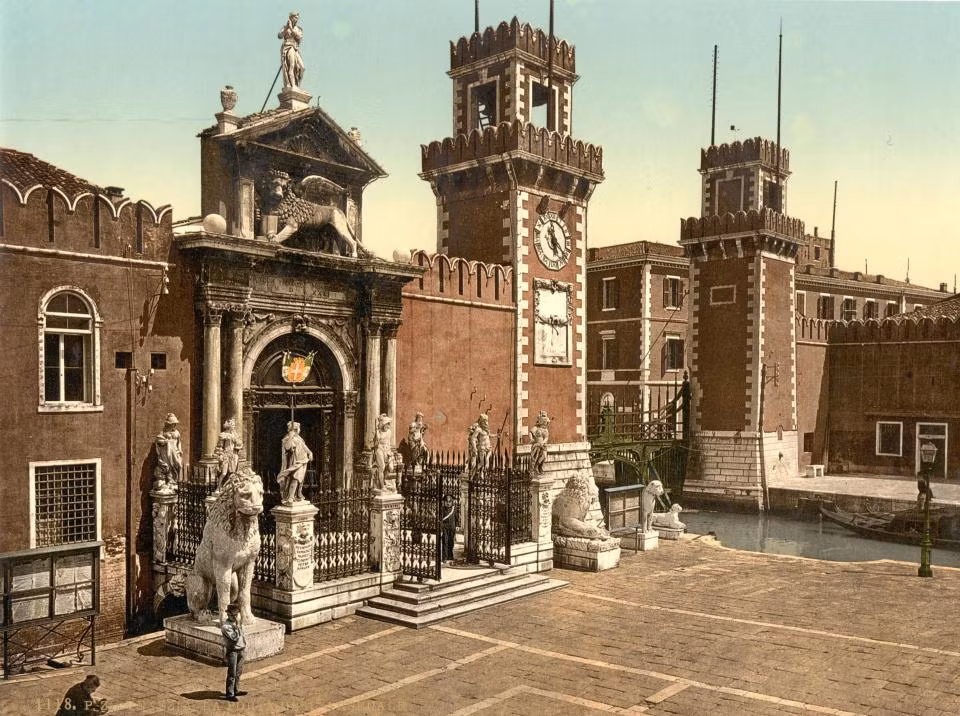 Mặt tiền xưởng đóng tàu cũ Arsenale di Venezia ở Venice. Ảnh The Sun