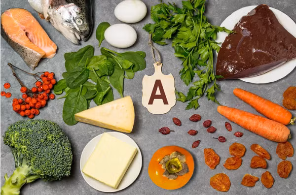 Vitamin A. Quá nhiều vitamin A sẽ khiến bạn dễ bị ngộ độc cấp tính và mãn tính. Trường hợp nhiễm độc cấp tính, bệnh nhân có cảm giác buồn ngủ, chóng mặt, nôn mửa, đau đầu và tiêu chảy. Ngộ độc mãn tính sẽ gây sưng tấy khớp xương, đau nhức, mệt mỏi, đau bụng, ngứa da, bứt rứt, chân tay yếu và giảm lượng kinh nguyệt ở phụ nữ. (Ảnh: Aboluowang)