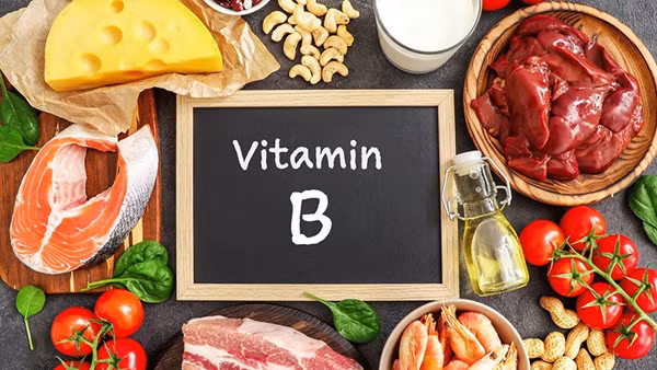 Vitamin B. Vitamin nhóm B tham gia vào quá trình đồng hóa và dị hóa trong cơ thể. Tuy vậy, bổ sung lượng lớn vitamin B không có lợi mà còn gây hại. Cụ thể, dư thừa vitamin B khiến cơ thể đối diện tình trạng mệt mỏi, khó chịu, ngứa và rát da. (Ảnh minh họa)