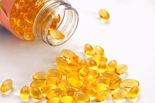 Vitamin E. Vitamin E mang lại hiệu quả làm đẹp, được phụ nữ ưa dùng. Vậy nhưng, vitamin E chỉ phát huy tác dụng khi nạp lượng vừa đủ (100-800mg/ngày đối với người trưởng thành). (Ảnh minh họa)