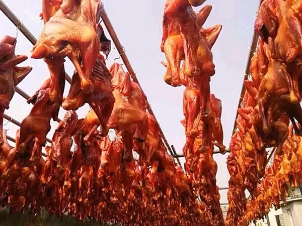 Sau khi tẩm ướp, gà sẽ được treo ngược trước gió. Mùa đông Tây Tạng rất lạnh, dễ dàng đạt dưới 0 độ C nên thịt gà không lo hỏng, hong khoảng 20-25 ngày là có thể ăn được.