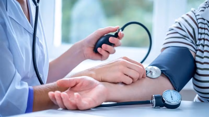 Ngoài ra, rượu cũng có thể gây tổn thương lớp nội mạc mạch máu, đẩy nhanh quá trình hình thành và phát triển xơ vữa động mạch. Tình trạng này gây nguy cơ cho sự xuất hiện sau này của các bệnh tim mạch và mạch máu não. Ảnh: Insider.