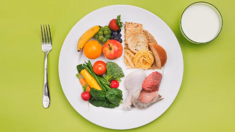 1. Chú ý đến chế độ ăn uống. Chia các bữa ăn thành bữa nhỏ thường xuyên, và cố gắng giảm thức ăn nhiều dầu mỡ và thức ăn cay, chẳng hạn như thịt mỡ, kem, cà phê, sô cô la, ca cao, hạt tiêu, đồ uống lạnh và đồ uống có ga. (Ảnh: Getty Images)