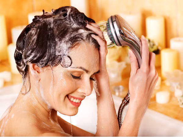Thay vì tắm nước nóng, bạn nên tắm nước lạnh để tác động tích cực đến hệ miễn dịch, bạch huyết, tiêu hóa và tuần hoàn. Tắm nước lạnh cũng được đánh giá hỗ trợ giảm cân hiệu quả. Ảnh: Boldsky.