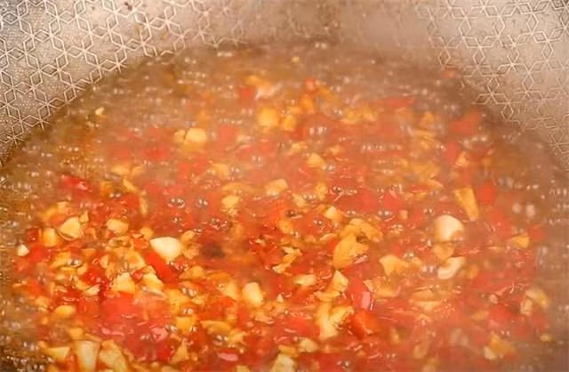 Bước 4: Đun nóng dầu trong chảo, cho tỏi băm và ớt vào. Đến khi tỏi phi có mùi thơm, bạn nêm chút muối, dầu hào và nước tương, rồi thêm chút nước; sau khi sôi thì tắt bếp.