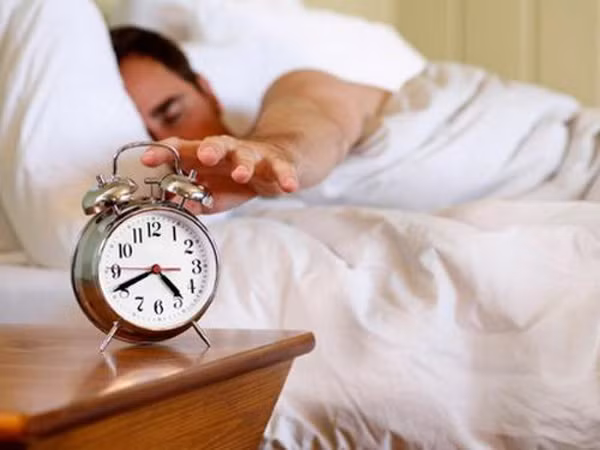 Chuông báo thức lặp lại sau 1 thời gian ngắn đồng nghĩa với việc hệ tuần hoàn và hệ thần kinh bị tác động liên tục, chúng phải thay đổi từ trạng thái nghỉ sang làm việc rồi nghỉ liên tục. Lặp lại nhiều lần sẽ gây tác động xấu, "bào mòn" sức khỏe theo thời gian. (Ảnh minh họa)