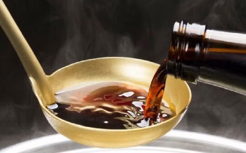 Cuối cùng, hãy chú ý đến các loại gia vị có hàm lượng natri cao như bột ngọt, hạt nêm, xì dầu, dầu hào, mắm gạo,… và kiểm tra danh sách thành phần để hạn chế lượng natri. (Ảnh: Quora)