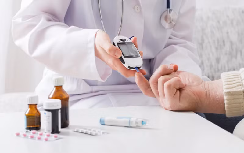 Ăn quá nhiều muối dễ gián tiếp dẫn đến tiết insulin bất thường, thúc đẩy tăng đường huyết. Điều này khiến bệnh nhân đái tháo đường cảm thấy khó chịu, đi tiểu nhiều lần, khát nước và các chứng khó chịu khác ở các mức độ khác nhau. (Ảnh: Vinmec)