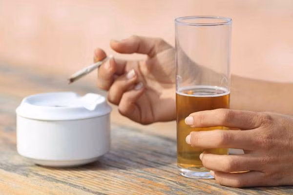 2. Đồ uống có cồn: Nhiều người nhận thấy huyết áp sẽ giảm trong một thời gian ngắn sau khi uống rượu. Điều này thực chất là do rượu làm giãn nở mạch máu. Ảnh minh họa ABLW.