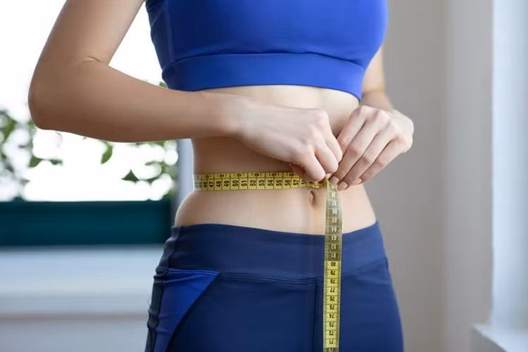 Để kiểm soát cân nặng, bạn nên tuân theo chế độ ăn cân đối; không giảm cân cấp tốc, cố gắng kiểm soát giảm 1-2kg mỗi tuần. Ảnh: India.