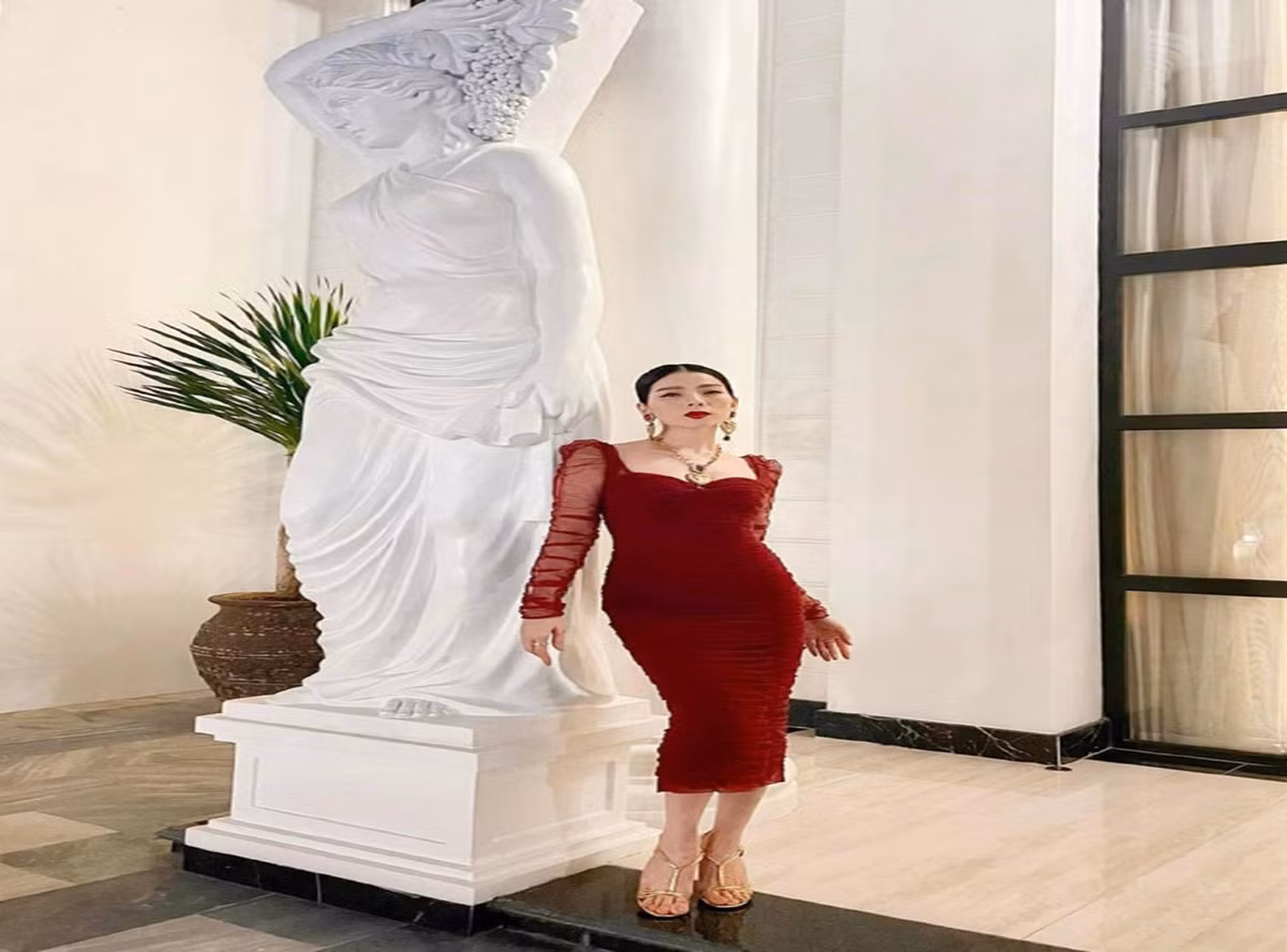 Quang Lê choáng ngợp trước sự sang trọng trong biệt thự của Lệ Quyên - Hình 4 Quang Le choang ngop truoc su sang trong trong biet thu cua Le Quyen-Hinh-4