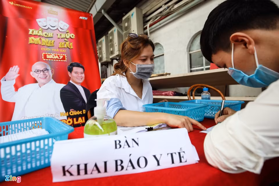 Sau một năm vắng bóng vì dịch bệnh, Thách thức danh hài mùa 7 trở lại với nhiều thay đổi từ dàn giám khảo đến MC. Ngày 7/5, nhà sản xuất chương trình tổ chức buổi casting đầu tiên tại TP.HCM. Trong bối cảnh dịch Covid-19 diễn biến phức tạp, công tác vệ sinh, khử khuẩn được tăng cường tại địa điểm diễn ra casting.