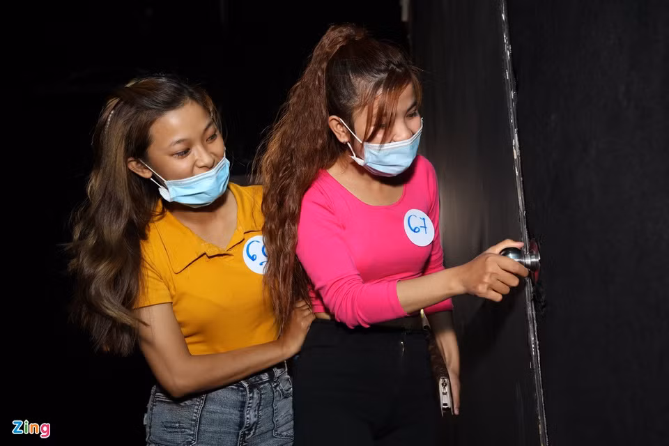 Hai chị em Hoài Nhi, Hoài Thương (quận 12) làm streamer, hồi hộp khi chuẩn bị bước vào phần thi. Hoài Nhi kể với Zing cô và em gái ruột đã đợi hai năm để được đi casting Thách thức danh hài mùa 7. "Tôi phải nhờ người đón con đi học về, để có mặt ở đây tham gia thi tuyển", Hoài Nhi cho biết.