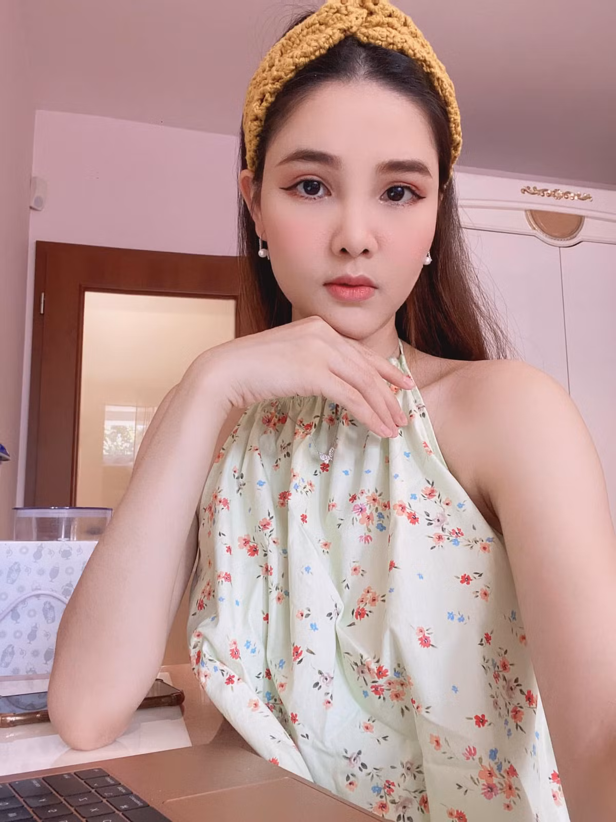 Kỳ Hân sinh năm 1995, từng được biết đến là gà cưng của ông bầu Vũ Khắc Tiệp. Cô từng đăng quang ngôi vị quán quân cuộc thi Người mẫu trẻ châu Á 2014.