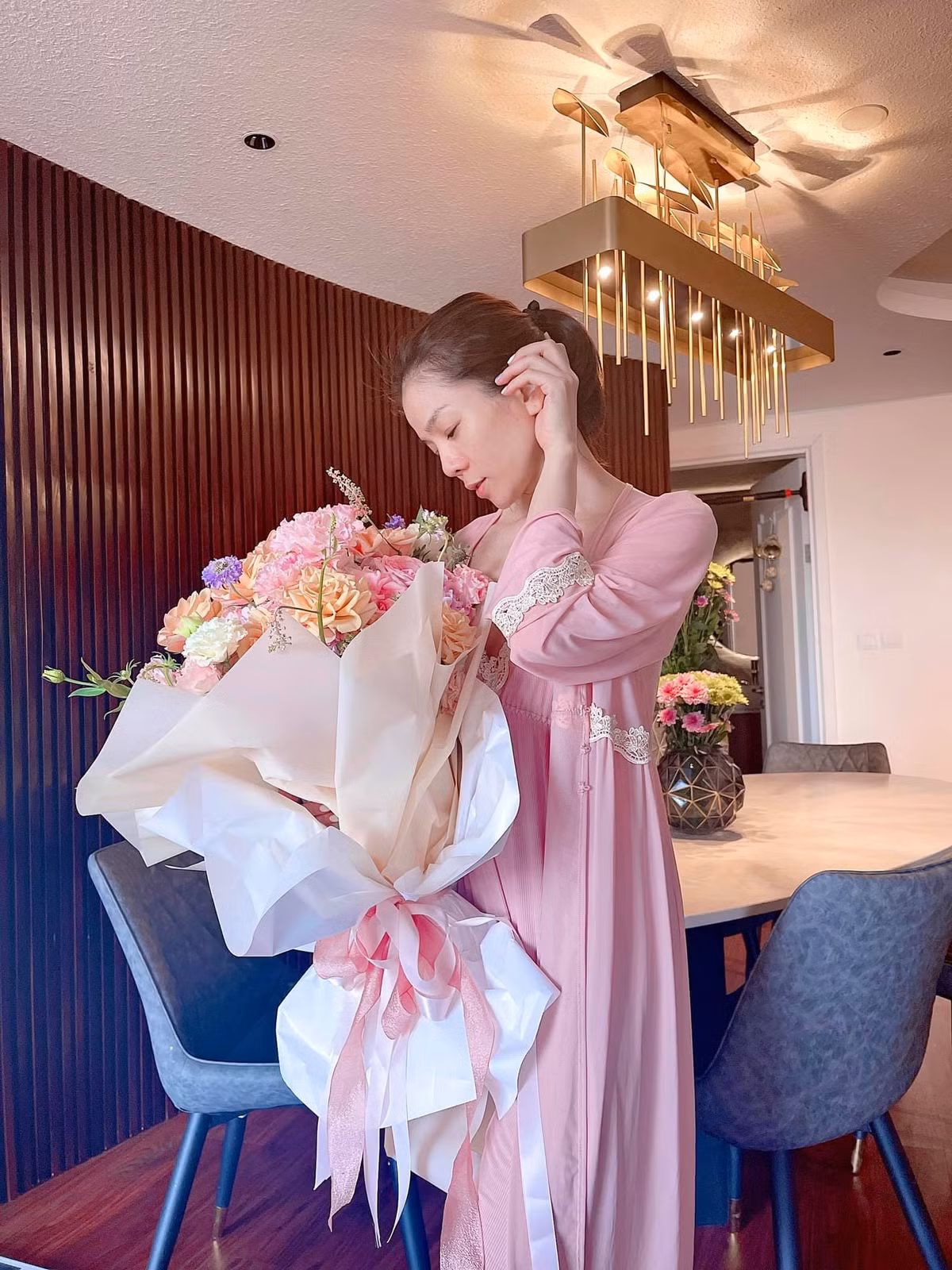 Nữ ca sĩ còn bị soi chuyện vòng 2 bất thường với nghi vấn mang bầu.