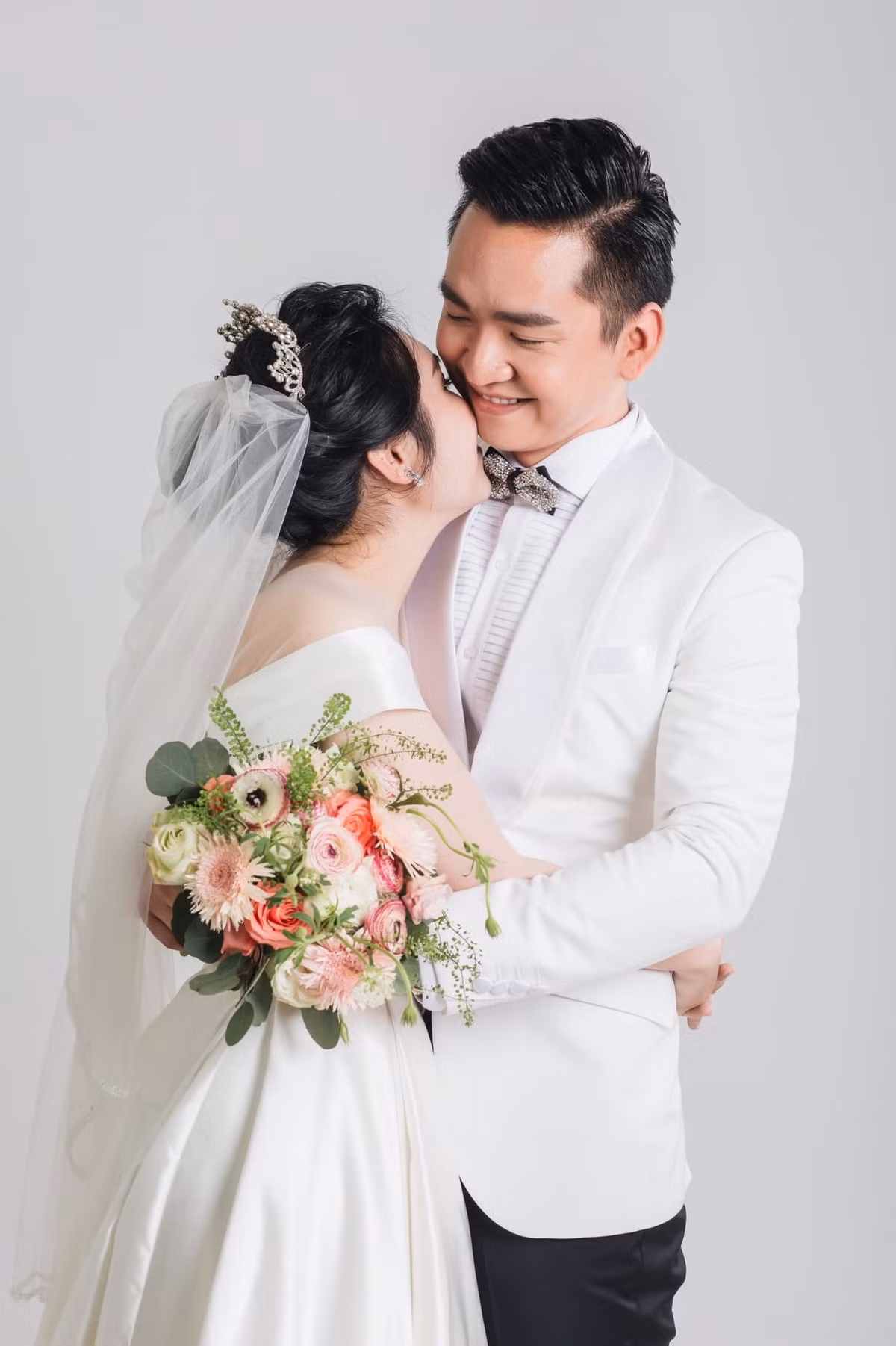 Anh cảm ơn các NTK, chuyên gia trang điểm đã nhiệt tình hỗ trợ hai vợ chồng trong ngày trọng dại dù đang trong thời gian khó khăn vì đại dịch.