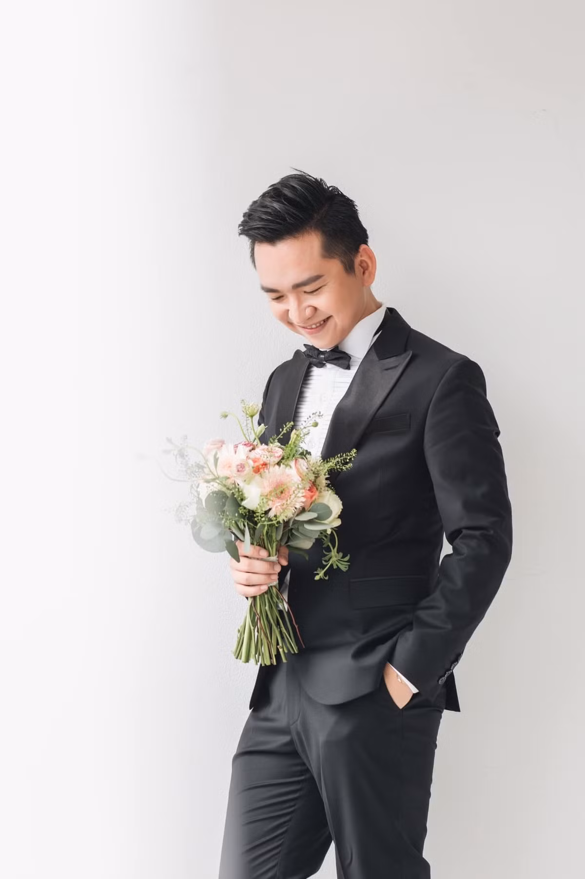 "Hành trình mới vẫn đang tiếp tục. Chuẩn bị làm bố chắc sẽ hồi hộp gian nan lắm đây", Nam MC nổi tiếng của Cặp lá yêu thương trên VTV bày tỏ tâm trạng khi bước vào cuộc sống hôn nhân và sắp làm bố.