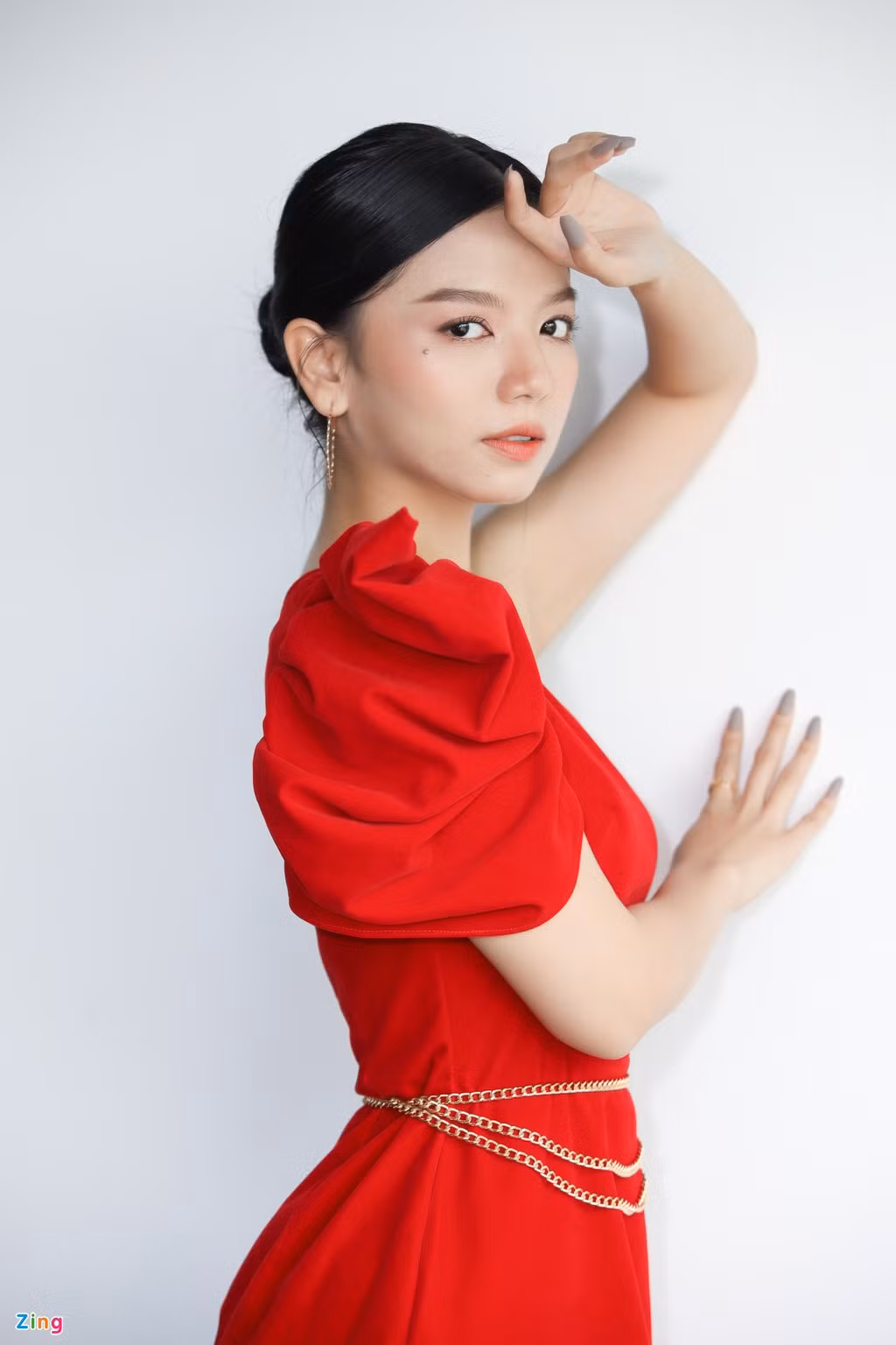 Hạ Anh khẳng định cô là người yêu công việc, muốn dành toàn bộ thời gian để phát triển bản thân. Cũng có thể vì thế, nữ diễn viên chưa tìm thấy nửa kia phù hợp. "Nhiều người nói tôi kén chọn, oan quá. Đường tình ái vẫn thênh thang còn tôi vẫn đứng một mình, chưa có ai tới".