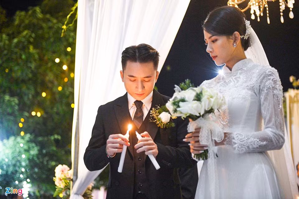 Phan Mạnh Quỳnh thắp nến trong buổi lễ. Thánh lễ diễn ra trong không khí trang trọng, tôn nghiêm dưới sự điều khiển nghi thức của cha xứ.