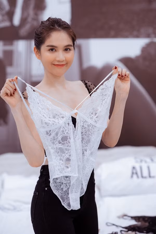 Loạt ảnh hậu trường thử nội y nóng bỏng mắt của Ngọc Trinh Loat anh hau truong thu noi y nong bong mat cua Ngoc Trinh