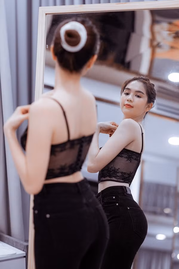 Ngọc Trinh khoe vóc dáng nóng bỏng trong hậu trường thử đồ.