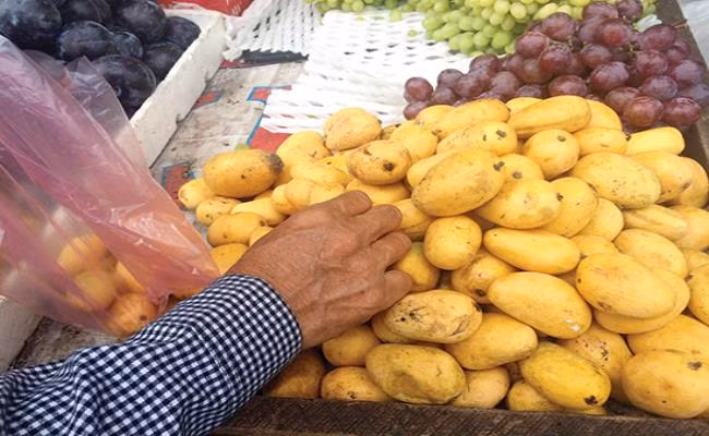 Tuy nhiên, người dùng Việt e dè với hàng Trung Quốc nên nhiều thương lái, tiểu thương gắn mác "xoài Châu Đốc" vào các sản phẩm này để dễ tiêu thụ.