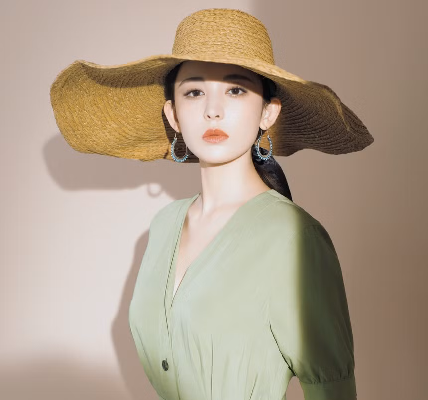 Chính vì vướng nhiều thị phi, Cổ Lực Na Trát thường nhận chỉ trích mạnh mẽ từ cư dân mạng. Tháng 6/2020, nữ diễn viên bật khóc khi chia sẻ về việc bị tấn công, thóa mạ trên mạng xã hội nhiều năm qua.