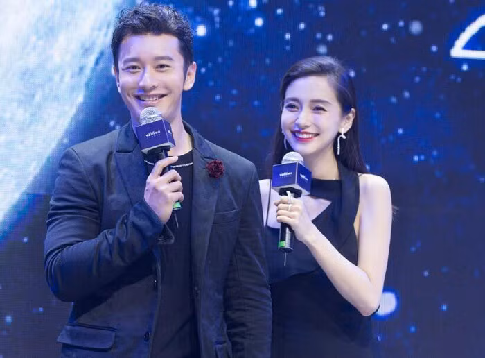Angelababy "giật bồ" Lý Phi Nhi: Angelababy và Huỳnh Hiểu Minh gặp nhau lần đầu tại bữa tiệc của một người bạn chung vào năm 2009. Tháng 5/2010, cặp sao bị phát hiện bí mật hẹn hò. Sau đó, bạn gái cũ của Huỳnh Hiểu Minh là Lý Phi Nhi đã lên mạng xã hội ám chỉ người đẹp Cô phương bất tự thưởng là "tiểu tam", xen vào mối quan hệ giữa cô và nam diễn viên. Vụ việc khiến Angelababy bị gán mác kẻ thứ ba, còn Huỳnh Hiểu Minh bị chỉ trích là kẻ trăng hoa trong suốt thời gian dài.