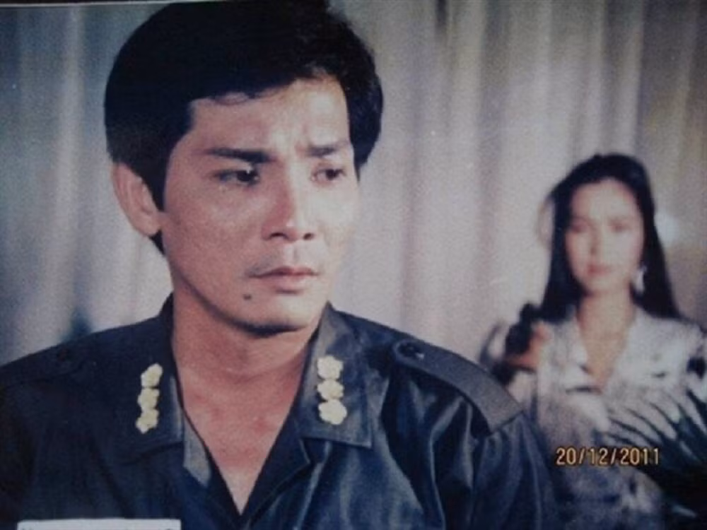 Nghệ sĩ Thương Tín sinh năm 1956, được biết đến với những vai diễn nổi tiếng thời kỳ 1980-1990 với gia tài gần 200 bộ phim như Săn bắt cướp, Biệt động Sài Gòn, Chiến trường chia nửa vầng trăng, Ván bài lật ngửa,... Đặc biệt vai diễn trong Biệt động Sài Gòn của Thương Tín để lại nhiều dấu ấn sâu đậm trong lòng khán giả.