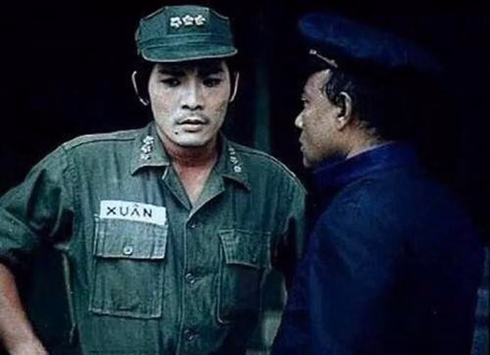 Thương Tín thời trẻ có chút phong trần và bụi bặm. Phong cách này của Thương Tín được rất nhiều người yêu mến, không những thế có khán giả có xé áo của ông làm kỉ niệm.