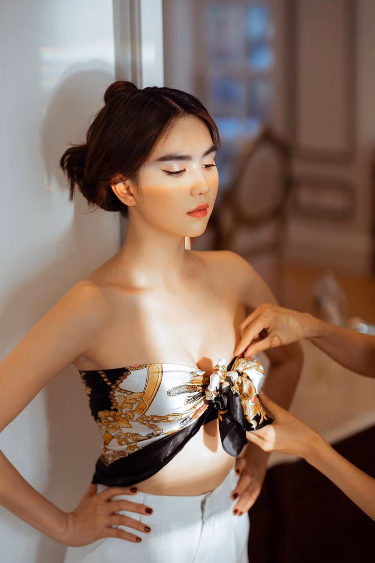 Tuy nhiên, việc biến tấu trang phục "hô biến" khăn thành áo phải được thực hiện tỉ mỉ, cẩn thận, bởi chỉ cần một chút bất cẩn là kiểu thời trang này sẽ phản chủ.