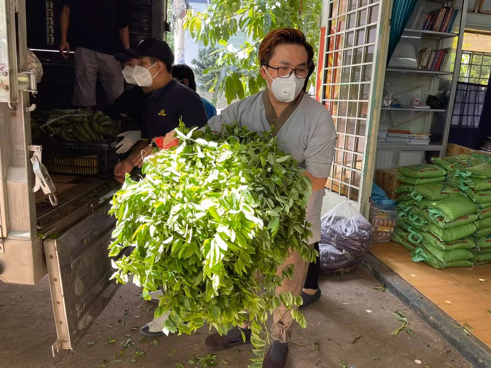  MC Đại Nghĩa: Những tấm hình được đồng nghiệp chụp vội, ghi lại cảnh Đại Nghĩa mặc áo lam, rong ruổi trên hành trình thiện nguyện.